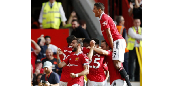 Manchester United renverse les leaders